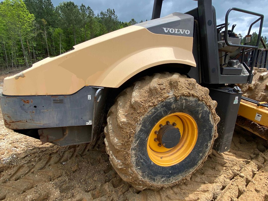 2014 VOLVO SD115 - Image 2